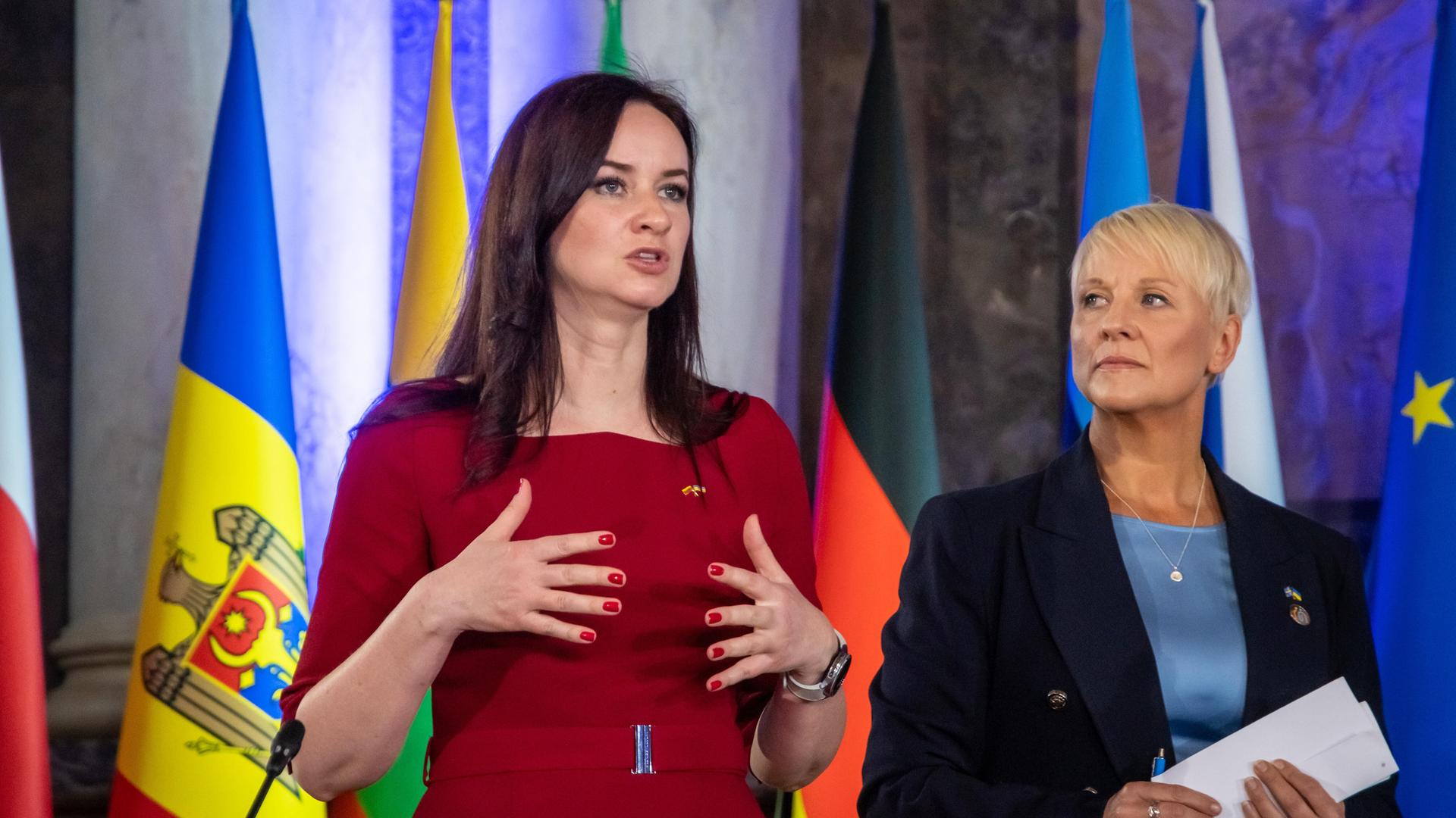 Inga Ruginiene (links), Ministerin für soziale Sicherheit Litauens, und Anna Tenje (rechts), Ministerin für ältere Menschen und soziale Sicherheit Schwedens, stehen nebeneinander.