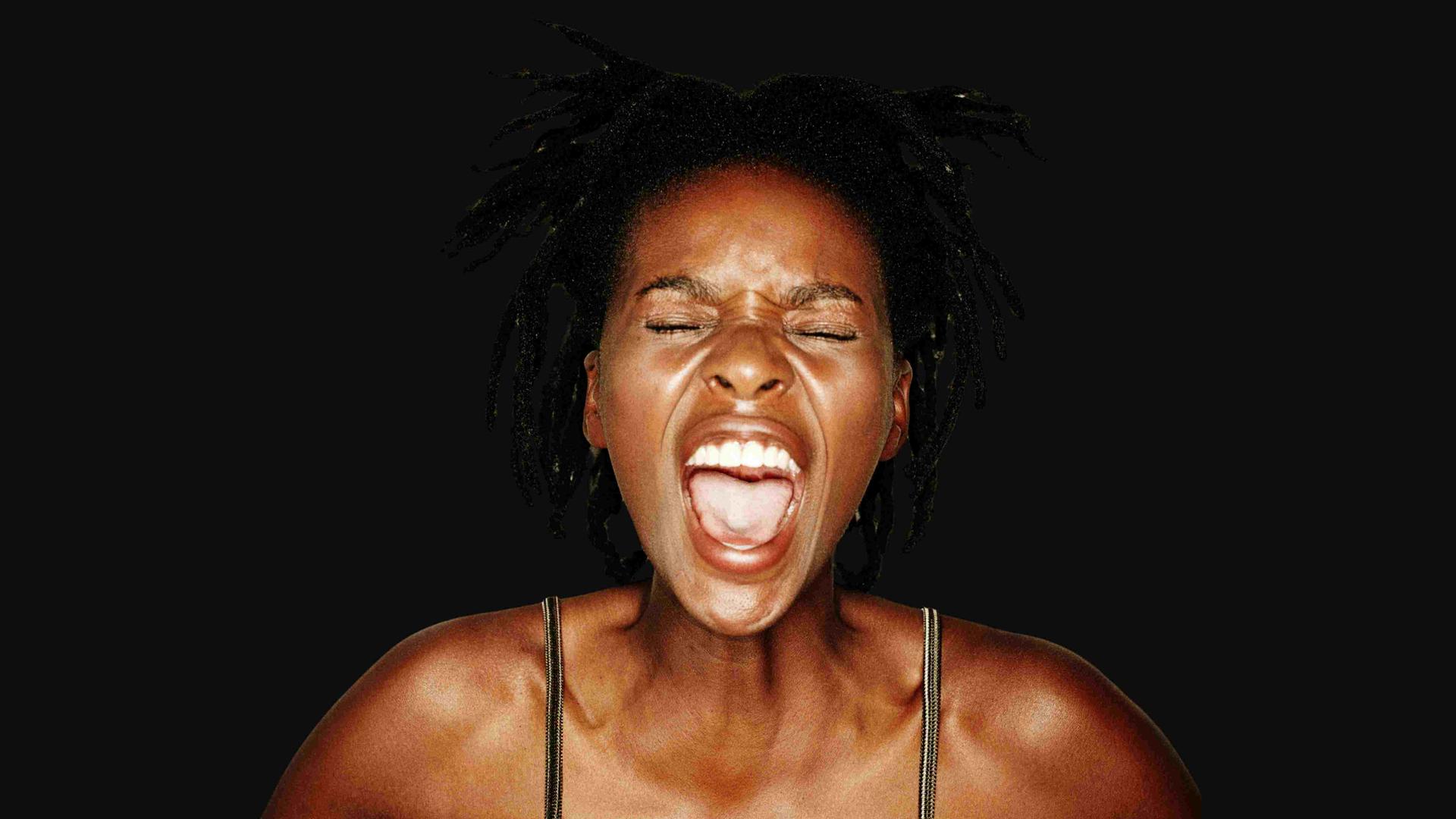 Junge schreiende Frau vor schwarzem Hintergrund