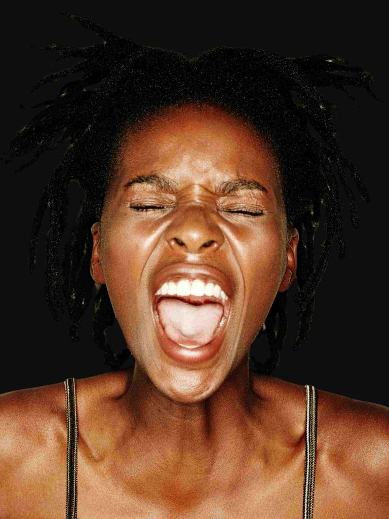 Junge schreiende Frau vor schwarzem Hintergrund