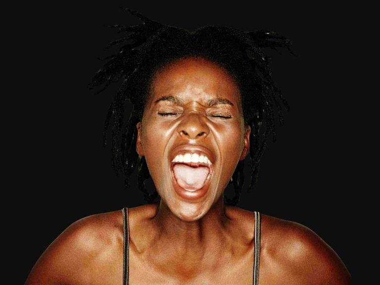 Junge schreiende Frau vor schwarzem Hintergrund