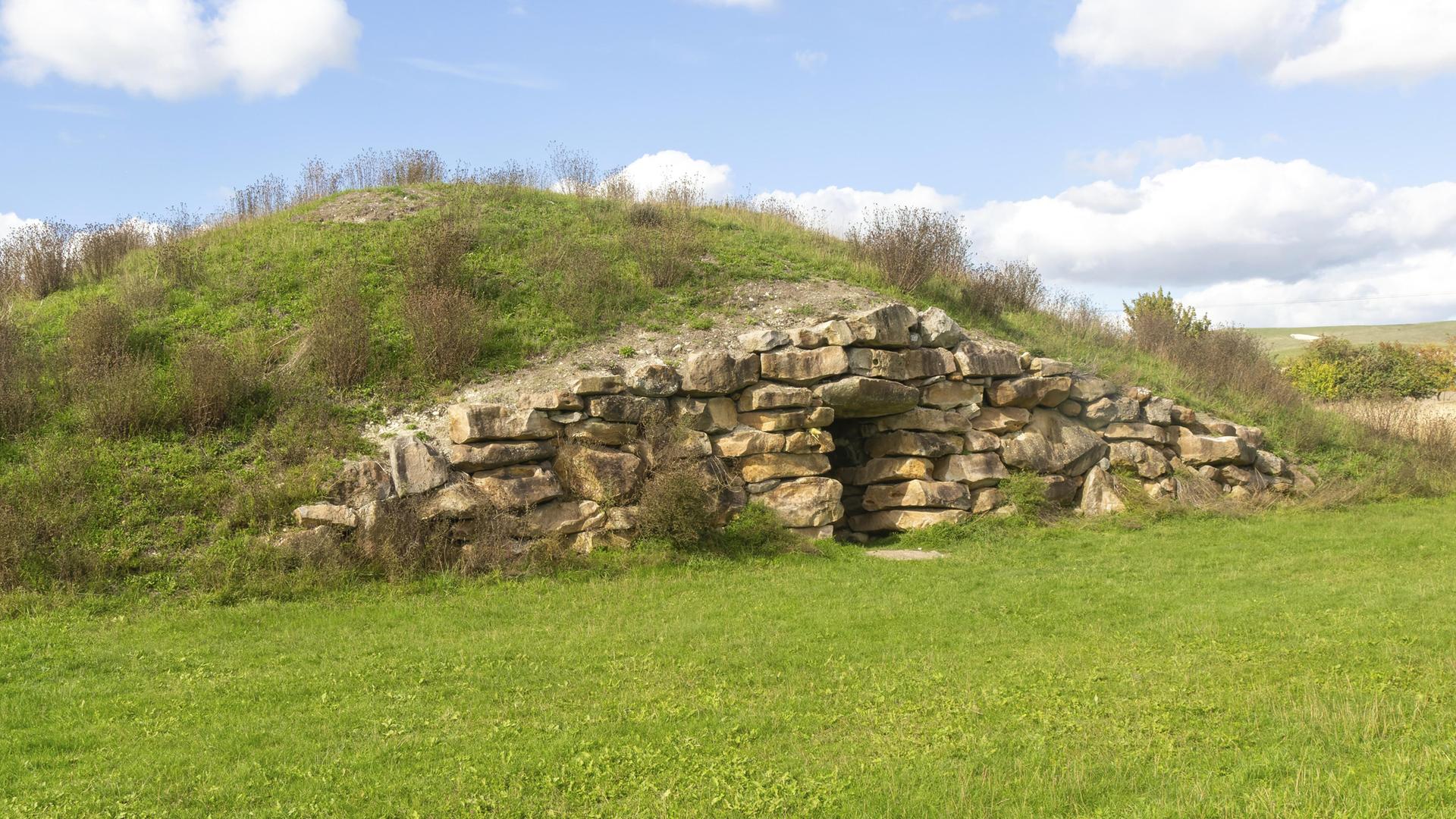 Moderne Grabkammer aus der Jungsteinzeit für die Aufbewahrung von Feuerbestattungsurnen, in der Nähe von Devizes, Wiltshire, Vereinigtes Königreich Moderne Grabkammer aus der Jungsteinzeit für die Aufbewahrung von Feuerbestattungsurnen, in der Nähe von Devizes, Wiltshire, Vereinigtes Königreich