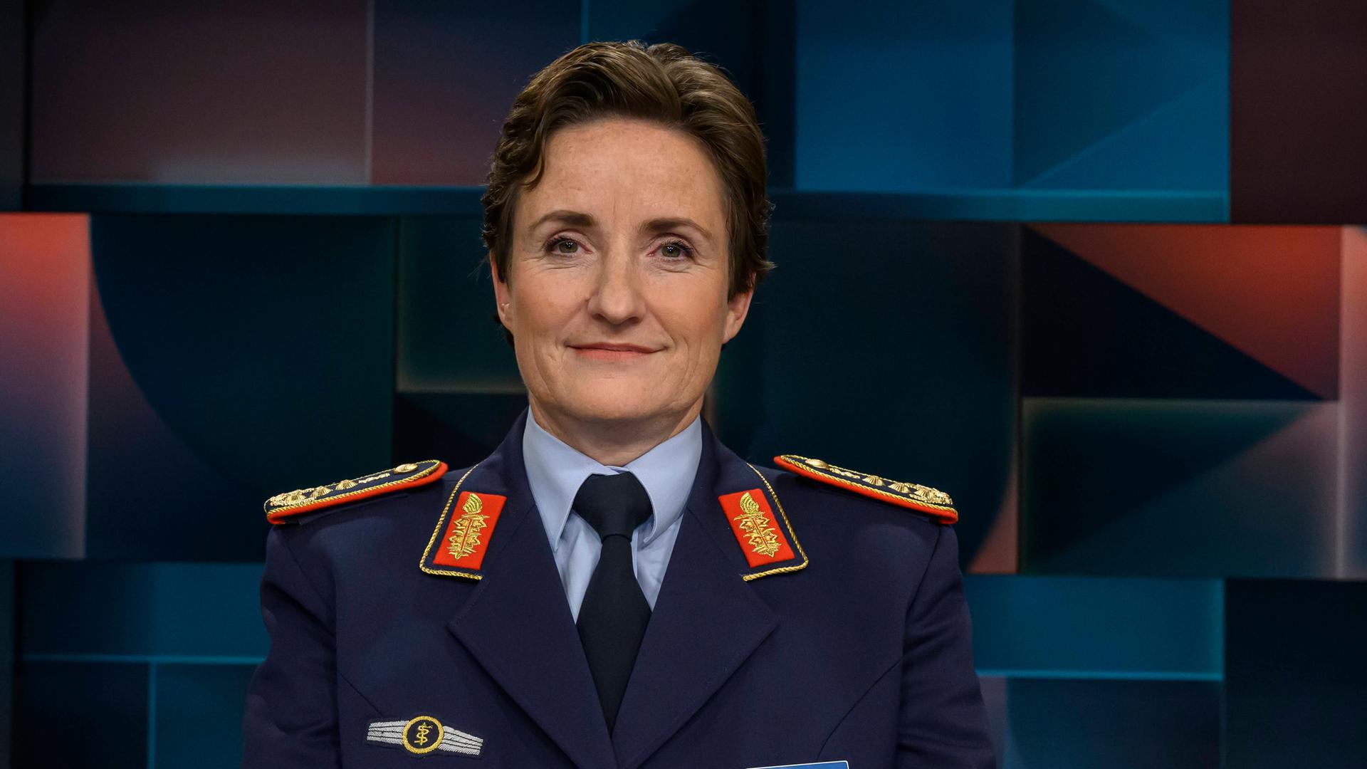 Dr. Nicole Schilling, Stellvertreterin des Generalinspekteurs der Bundeswehr: Porträtaufnahme im Fernsehstudio