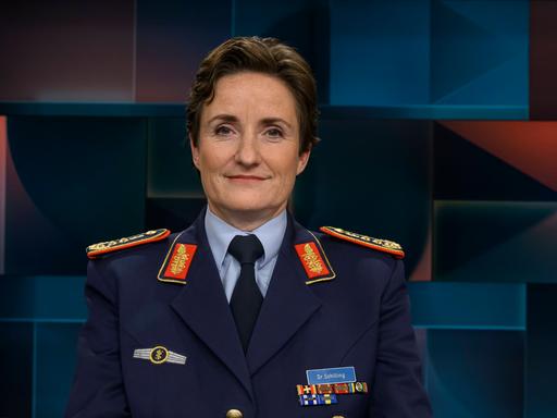 Dr. Nicole Schilling, Stellvertreterin des Generalinspekteurs der Bundeswehr: Porträtaufnahme im Fernsehstudio