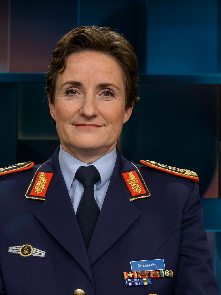 Dr. Nicole Schilling, Stellvertreterin des Generalinspekteurs der Bundeswehr: Porträtaufnahme im Fernsehstudio