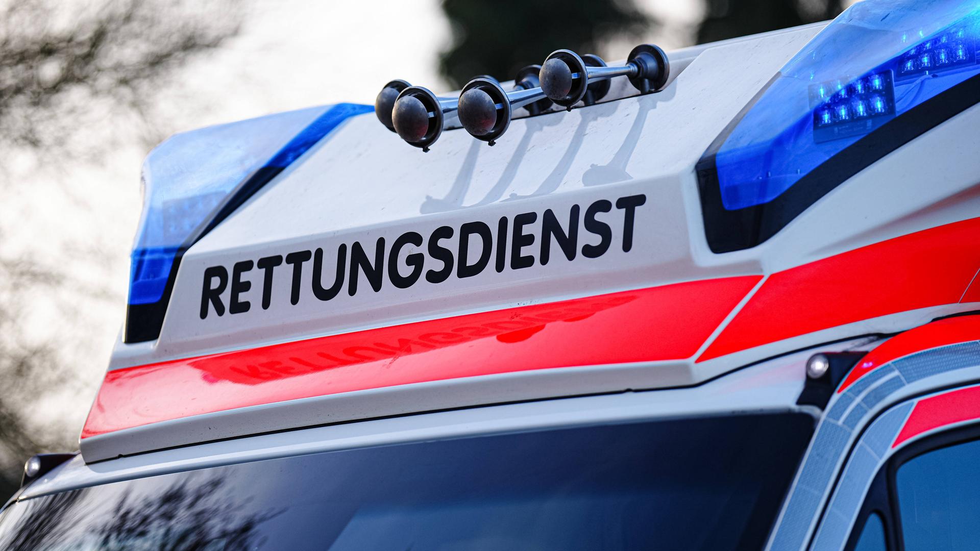 Detailaufnahme eines Rettungswagens mit Blaulicht