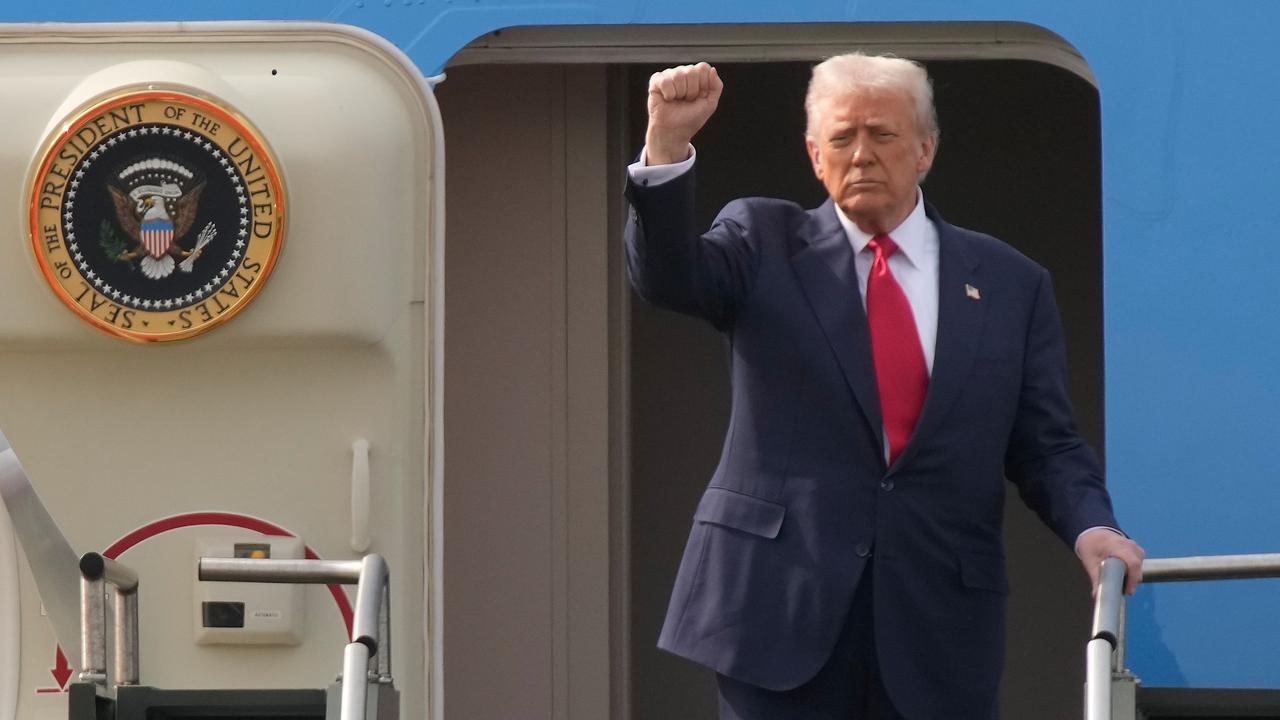 US-Präsident Donald Trump geht an Bord der Air Force One und streckt die rechte Faust in die Höhe
