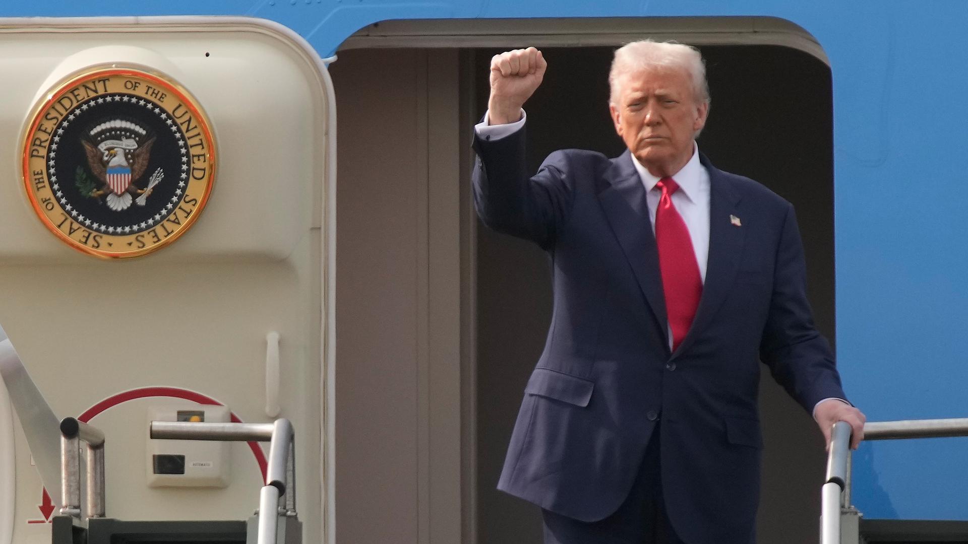US-Präsident Donald Trump geht an Bord der Air Force One und streckt die rechte Faust in die Höhe US-Präsident Donald Trump geht an Bord der Air Force One und streckt die rechte Faust in die Höhe