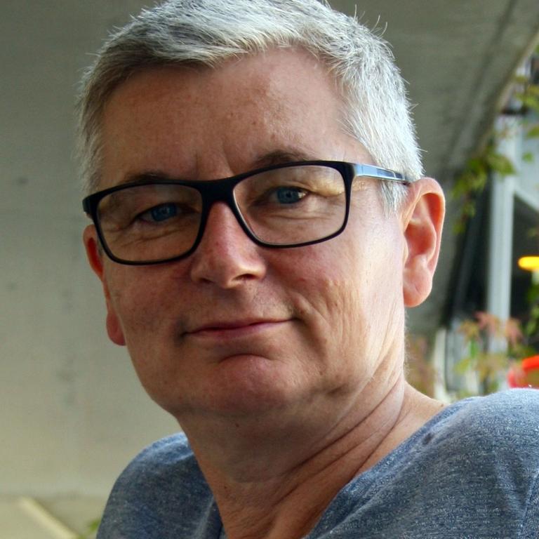Porträt von Sabine Hark mit grauen kurzen Haaren und schwarzer Brille