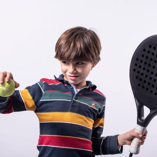 Ein Junge mit Schläger und Ball beim Padel-Tennis