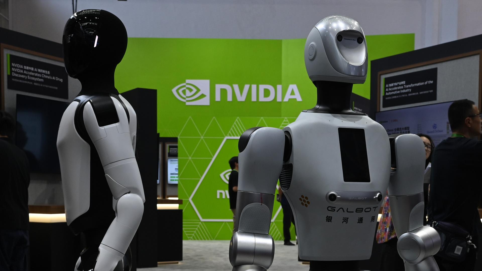 Humanoide Roboter stehen auf dem Stand des US-Chipherstellers Nvidia während der 4. Lieferkettenmesse (Supply Chain Expo) in China.