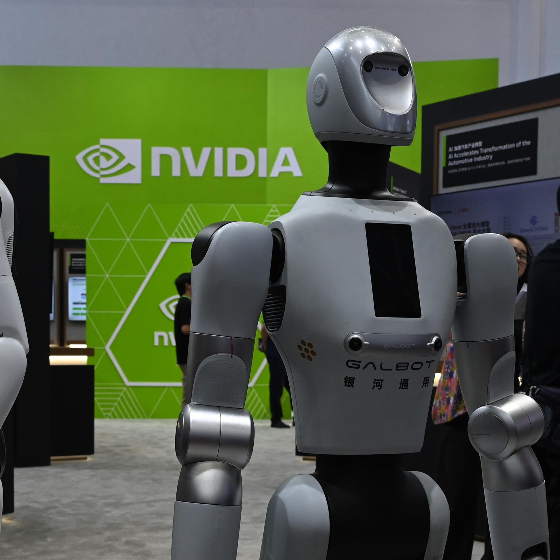 Humanoide Roboter stehen auf dem Stand des US-Chipherstellers Nvidia während der 4. Lieferkettenmesse (Supply Chain Expo) in China.