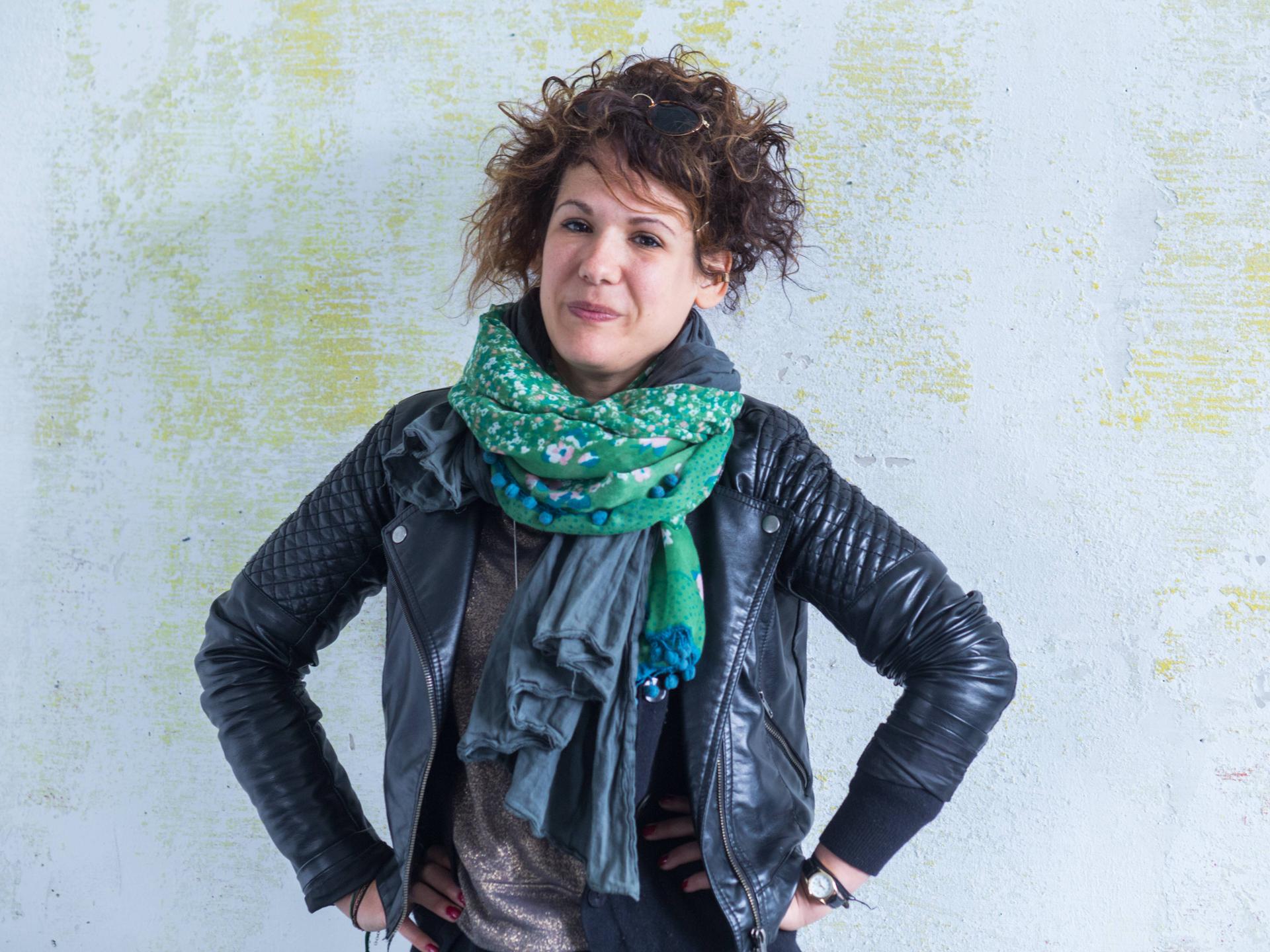 Kinga Toth posiert in Lederjacke und mit einem bunten Halstuch für ein Porträt.