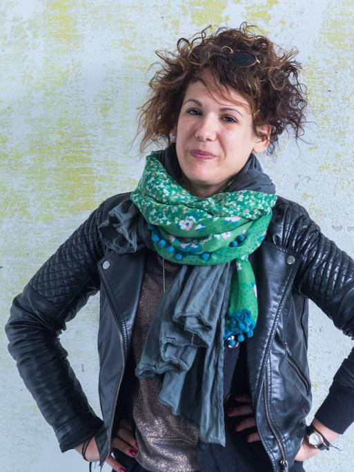 Kinga Toth posiert in Lederjacke und mit einem bunten Halstuch für ein Porträt.