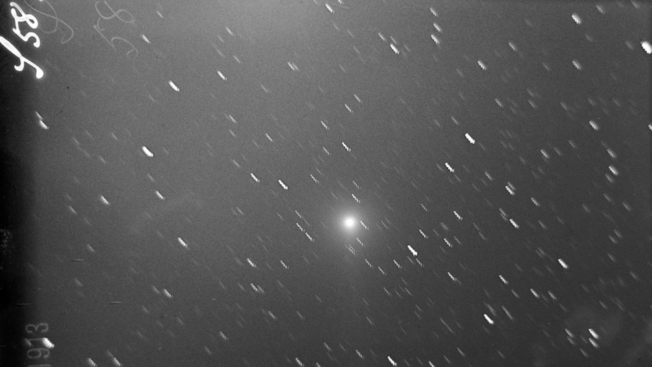 Ein historisches Schwarz-Weiß-Foto zeigt die Erscheinung des Kometen Westphal im Jahr 1913.