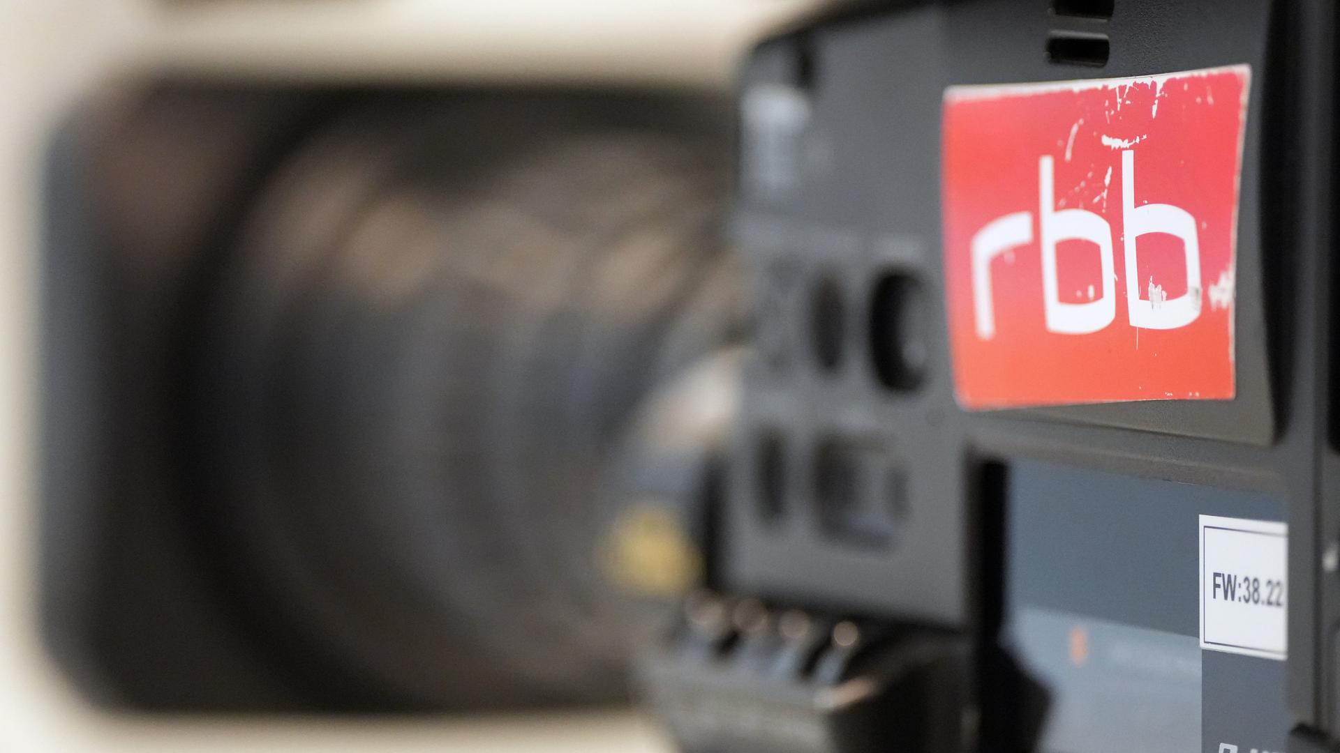 Eine TV-Kamera mit rbb-Logo.