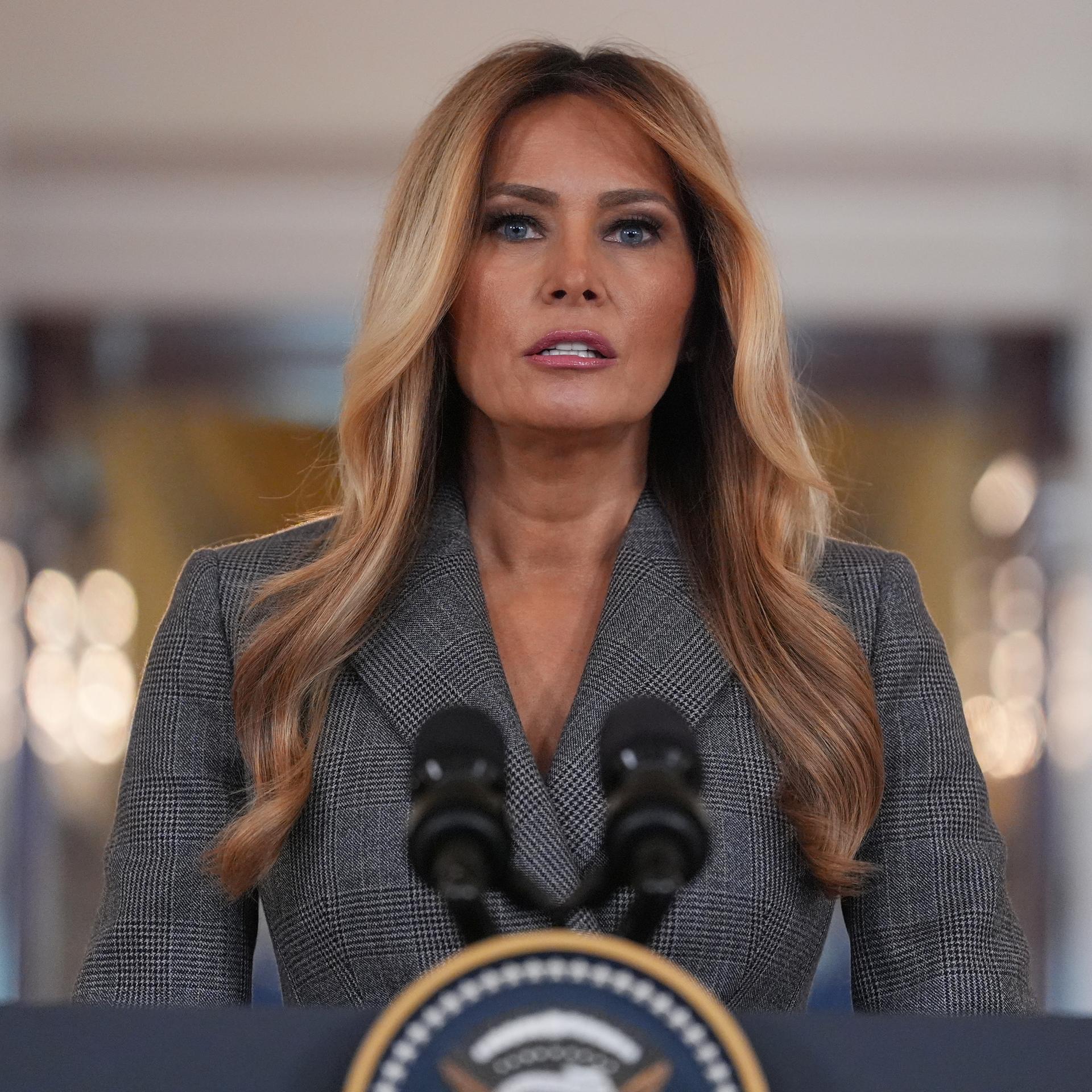 First Lady Melania Trump spricht im großen Foyer des Weißen Hauses zu Journalisten.