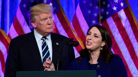 Ronna McDaniel, 2017 bei einer Veranstaltung mit Donald Trump, im Hintergrund eine US-Flagge