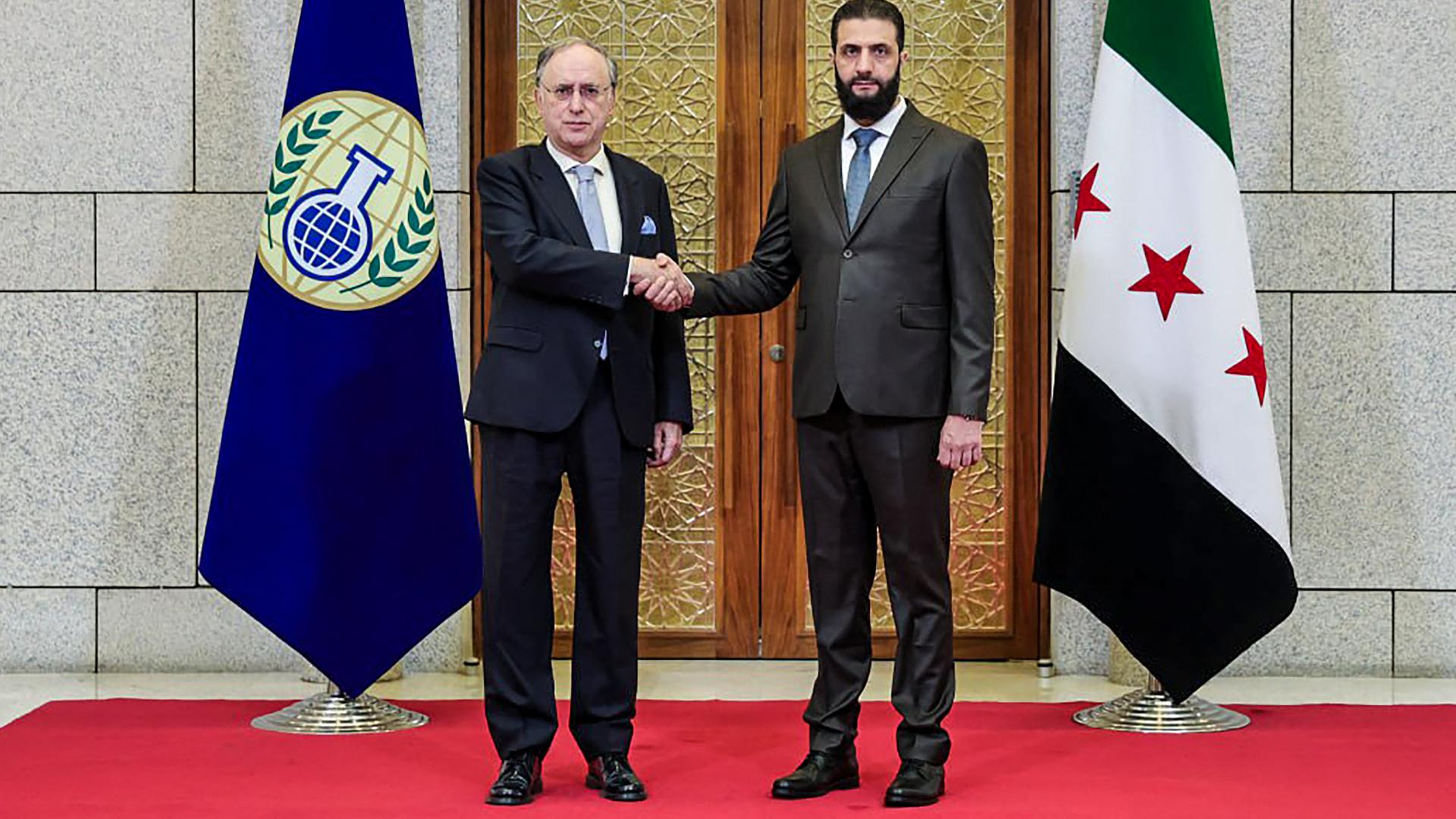 Der syrische Übergangspräsident al-Scharaa und der Leiter der Organisation für das Verbot von Chemiewaffen (OPCW), Fernando Arias , in Damaskus. 