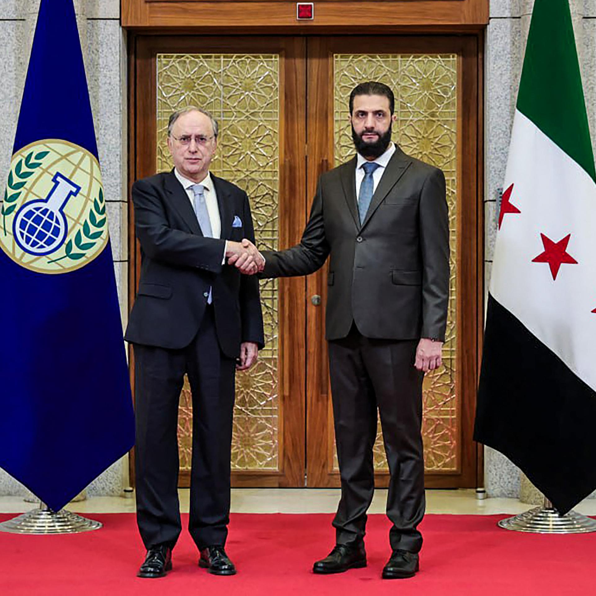 Der syrische Übergangspräsident al-Scharaa und der Leiter der Organisation für das Verbot von Chemiewaffen (OPCW), Fernando Arias , in Damaskus. 