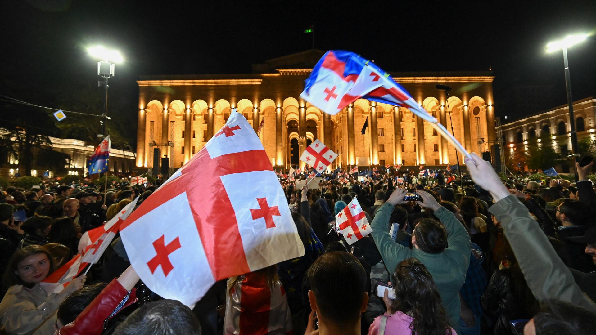 Georgien - Tausende Menschen protestieren gegen Gesetz zu "ausländischen Agenten" - Prügelei im Parlament