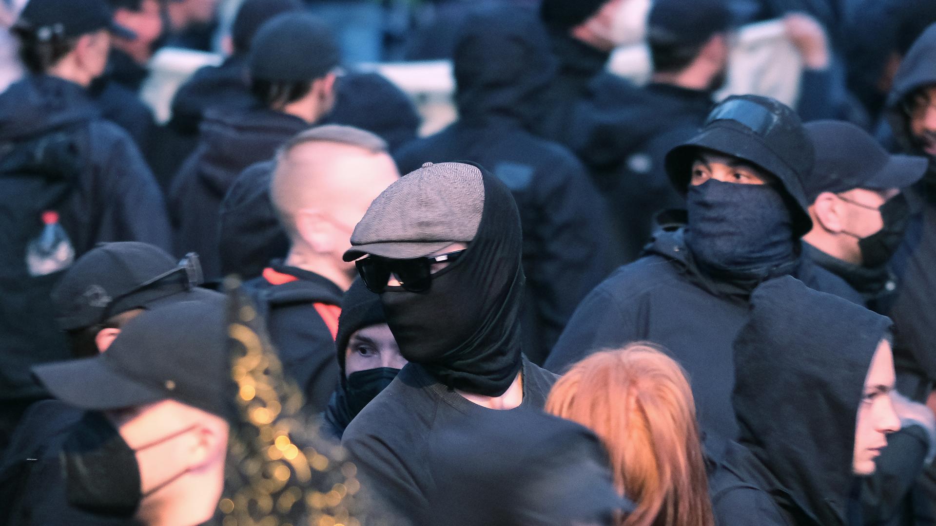 Medienbericht - Rund 20 Linksextremisten untergetaucht