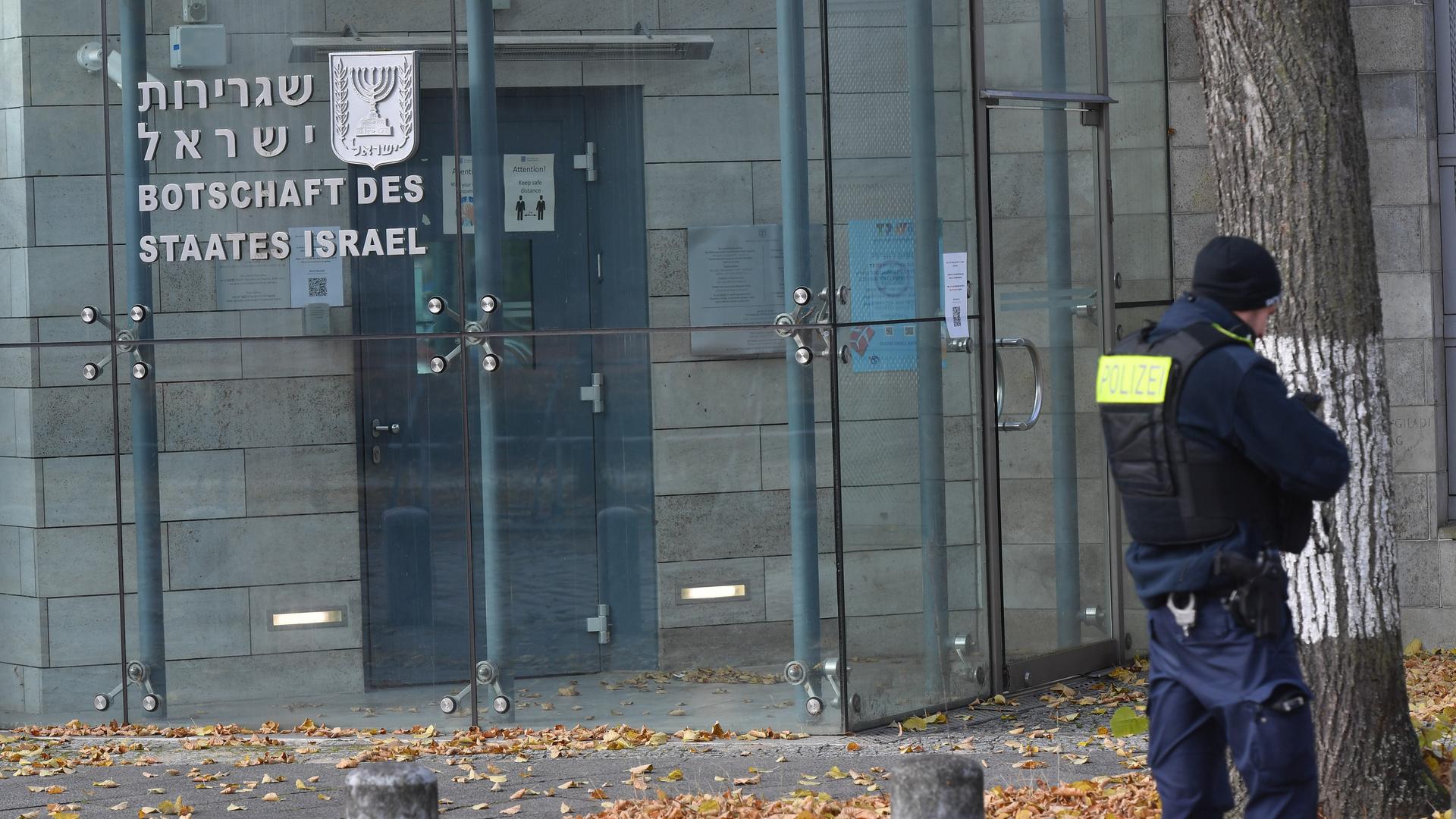 Ein Polizist steht von der israelischen Botschaft in Berlin. 