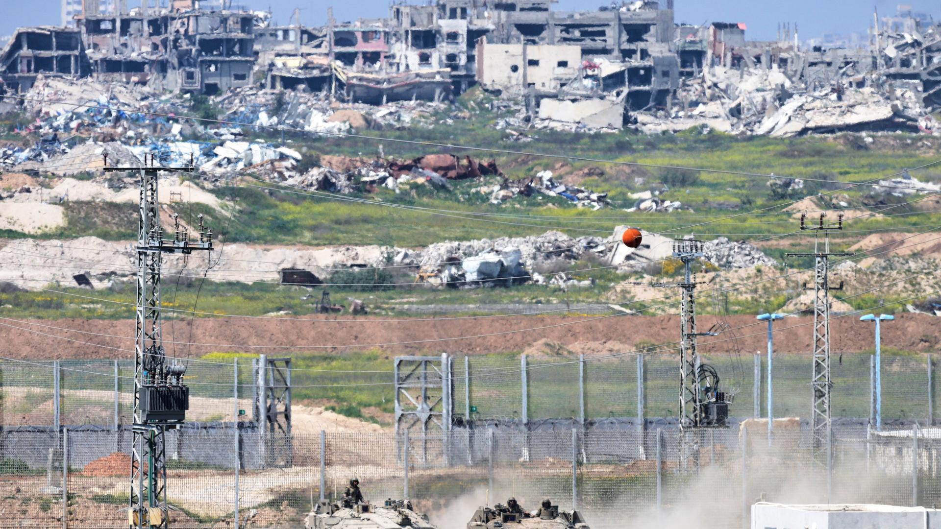 Grenze zwischen Israel und Gaza: Israelische Panzer manövrieren an der Grenze zum nördlichen Gazastreifen, vom Süden Israels aus gesehen. 