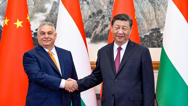 Ungarns Ministerpräsident Viktor Orban schüttelt Chinas Staats- und Parteichef Xi Jinping in Peking die Hand.