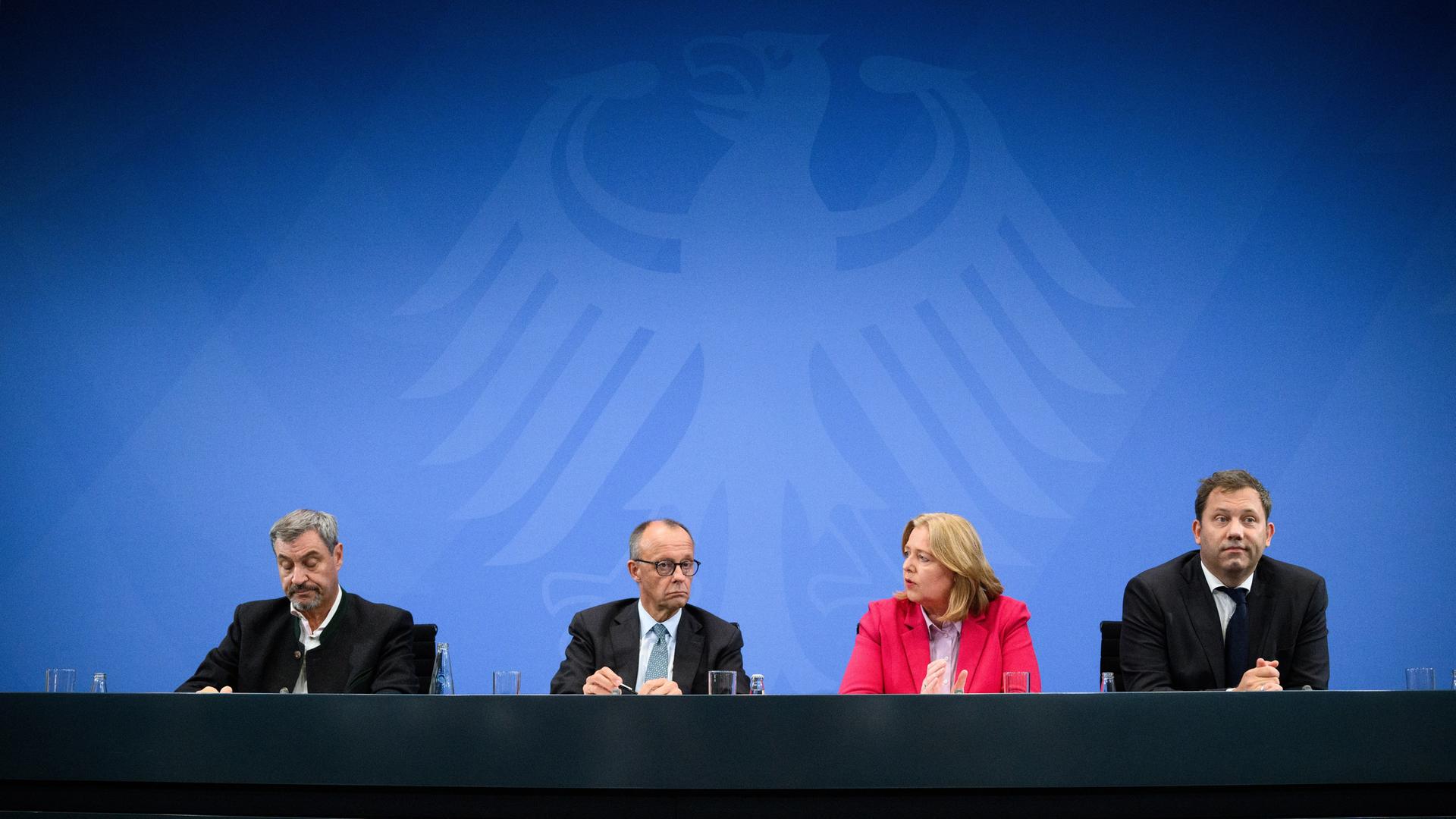 Markus Söder (l-r), Friedrich Merz, Bärbel Bas und Lars Klingbeil äußern sich bei einer Pressekonferenz nach der ersten Sitzung des Koalitionsausschusses nach der Sommerpause im Bundeskanzleramt. Markus Söder (l-r), Friedrich Merz, Bärbel Bas und Lars Klingbeil äußern sich bei einer Pressekonferenz nach der ersten Sitzung des Koalitionsausschusses nach der Sommerpause im Bundeskanzleramt.