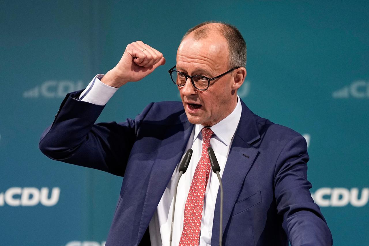 Friedrich Merz steht vor einer Wand mit dem CDU-Logo und spricht. Er gestikuliert mit der geballten rechten Hand.