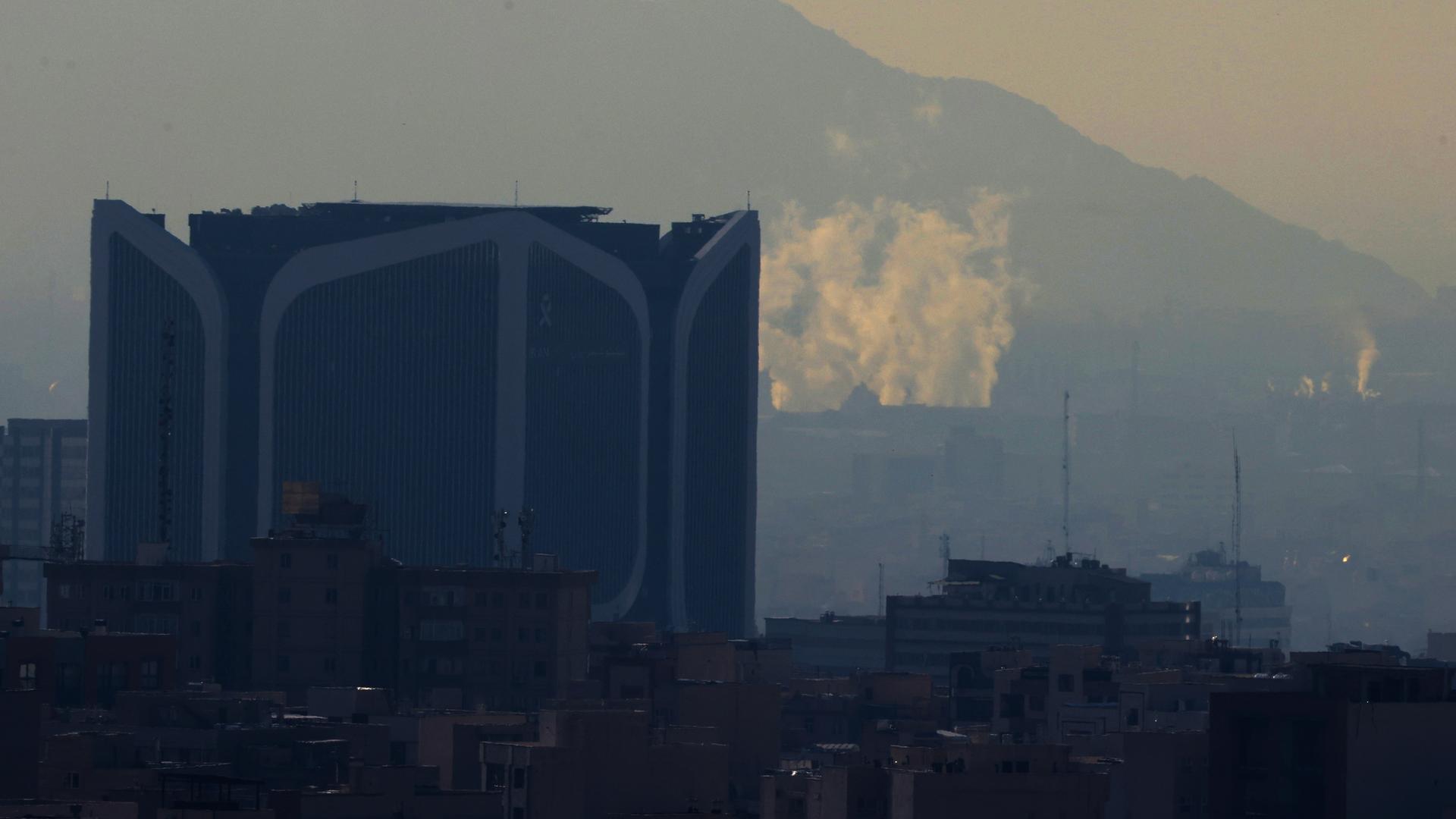 Ein Blick auf die iranische Hauptstadt Teheran, im Hintergrund sind Rauchschwaden zu sehen.