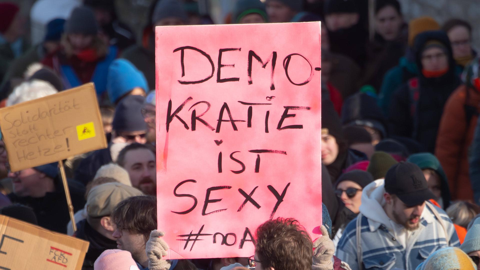Ein Schild mit der Aufschrift "Demokratie ist sexy #noafd" ist bei einer Demonstration gegen Rechtsextremismus am 20.01.2024 in Erfurt in der Menschenmenge zu sehen. Ein Schild mit der Aufschrift "Demokratie ist sexy #noafd" ist bei einer Demonstration gegen Rechtsextremismus am 20.01.2024 in Erfurt in der Menschenmenge zu sehen.