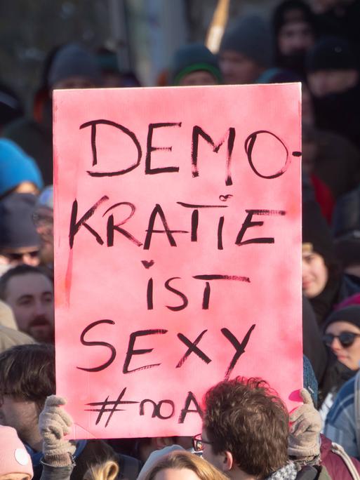 Ein Schild mit der Aufschrift "Demokratie ist sexy #noafd" ist bei einer Demonstration gegen Rechtsextremismus am 20.01.2024 in Erfurt in der Menschenmenge zu sehen. Ein Schild mit der Aufschrift "Demokratie ist sexy #noafd" ist bei einer Demonstration gegen Rechtsextremismus am 20.01.2024 in Erfurt in der Menschenmenge zu sehen.