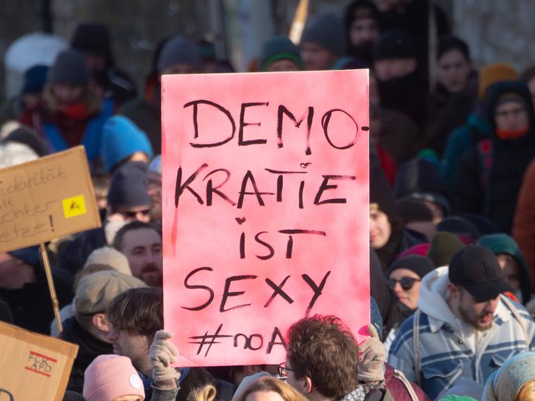 Ein Schild mit der Aufschrift "Demokratie ist sexy #noafd" ist bei einer Demonstration gegen Rechtsextremismus am 20.01.2024 in Erfurt in der Menschenmenge zu sehen. Ein Schild mit der Aufschrift "Demokratie ist sexy #noafd" ist bei einer Demonstration gegen Rechtsextremismus am 20.01.2024 in Erfurt in der Menschenmenge zu sehen.