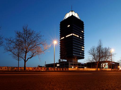 Der Deutschlandradio-Turm am Raderberggürtel - einst im Schatten des abgerissenen Deutsche Welle Hochhaus - ist Sitz der Nachrichtenredaktion des Deutschlandfunk, des Deutschlandradio Kultur. Köln, bei Nacht Der Deutschlandradio-Turm am Raderberggürtel - einst im Schatten des abgerissenen Deutsche Welle Hochhaus - ist Sitz der Nachrichtenredaktion des Deutschlandfunk, des Deutschlandradio Kultur. Köln, bei Nacht