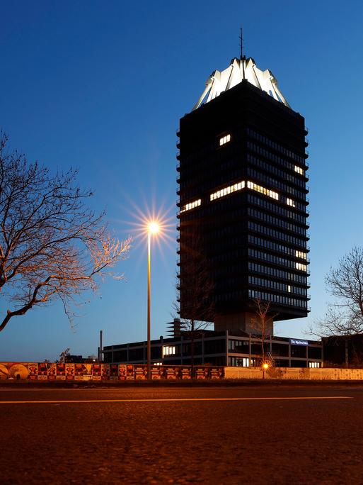 Der Deutschlandradio-Turm am Raderberggürtel - einst im Schatten des abgerissenen Deutsche Welle Hochhaus - ist Sitz der Nachrichtenredaktion des Deutschlandfunk, des Deutschlandradio Kultur. Köln, bei Nacht Der Deutschlandradio-Turm am Raderberggürtel - einst im Schatten des abgerissenen Deutsche Welle Hochhaus - ist Sitz der Nachrichtenredaktion des Deutschlandfunk, des Deutschlandradio Kultur. Köln, bei Nacht
