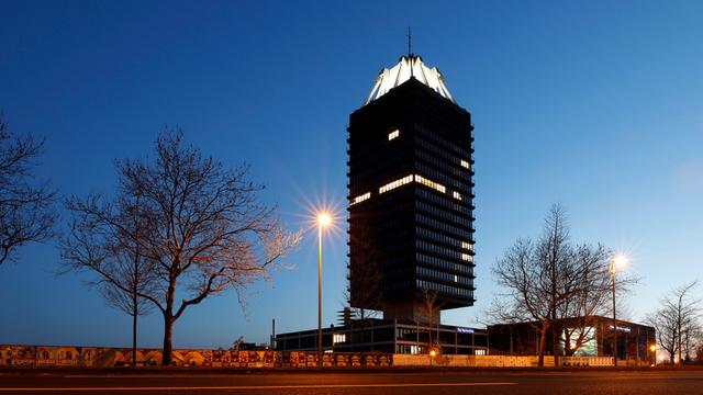 Der Deutschlandradio-Turm am Raderberggürtel - einst im Schatten des abgerissenen Deutsche Welle Hochhaus - ist Sitz der Nachrichtenredaktion des Deutschlandfunk, des Deutschlandradio Kultur. Köln, bei Nacht