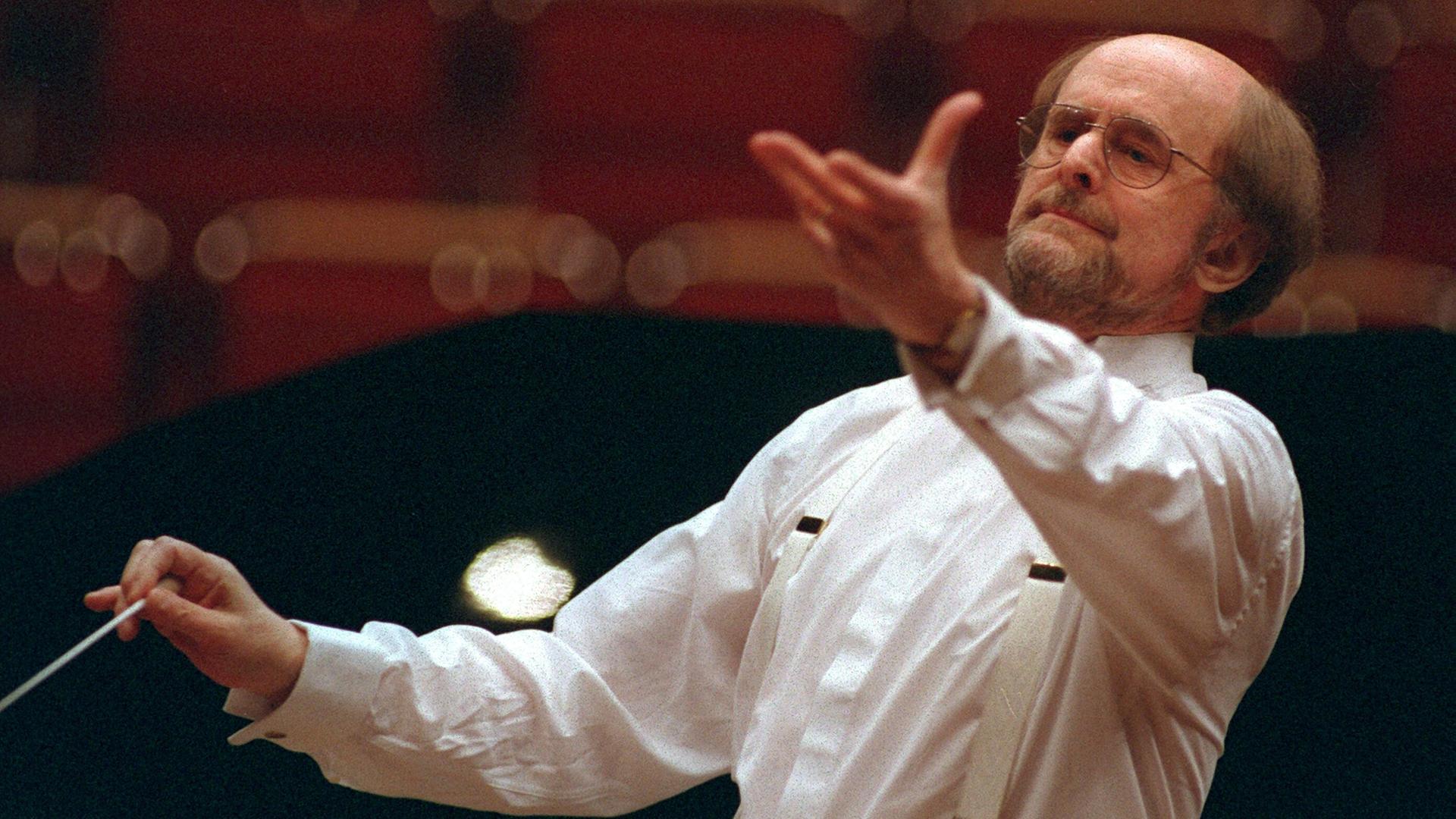 Der britische Dirigent Roger Norrington, aufgenommen bei Proben 1999 in der Philharmonie in Köln. Der britische Dirigent Roger Norrington, aufgenommen bei Proben 1999 in der Philharmonie in Köln.