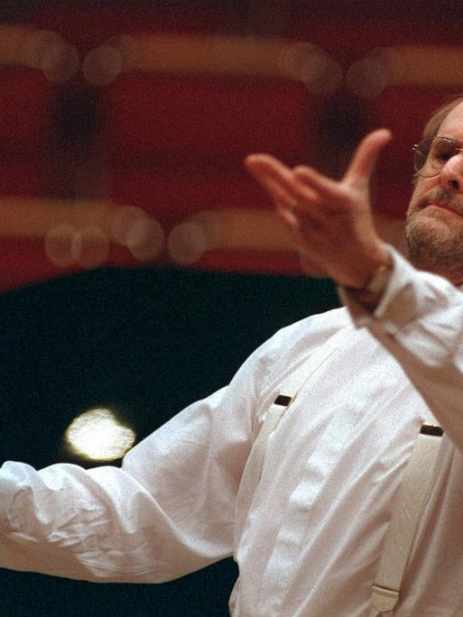 Der britische Dirigent Roger Norrington, aufgenommen bei Proben 1999 in der Philharmonie in Köln. 