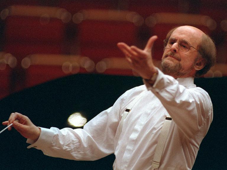 Der britische Dirigent Roger Norrington, aufgenommen bei Proben 1999 in der Philharmonie in Köln. 