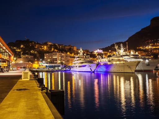 Luxusjachten liegen im Hafen von Monaco