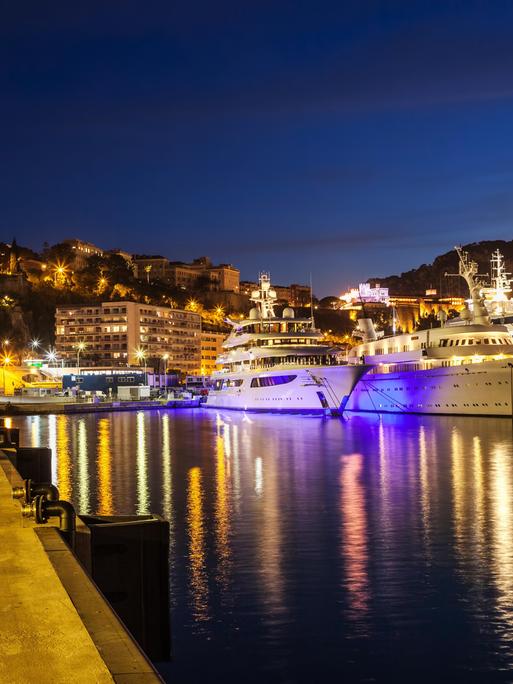 Luxusjachten liegen im Hafen von Monaco