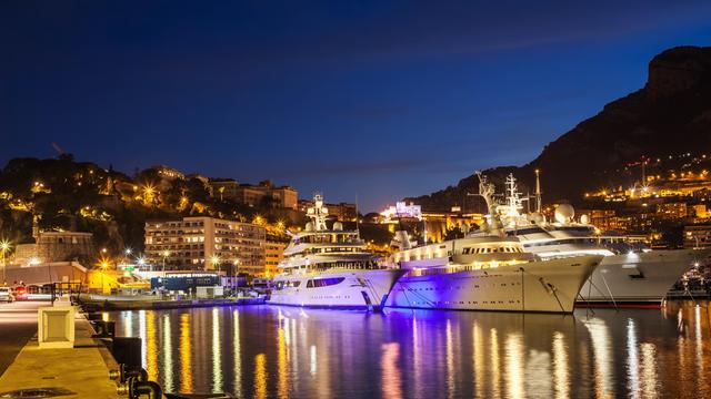 Luxusjachten liegen im Hafen von Monaco