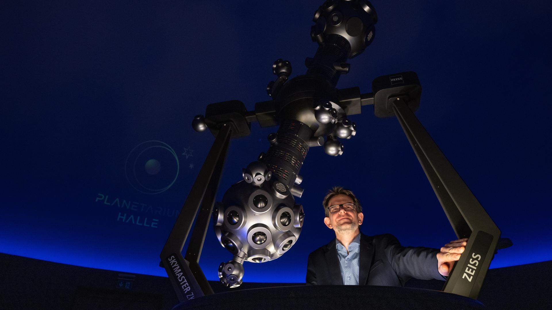 Dirk Schlesier, Leiter des Planetariums Halle, gibt einen Einblick in den Sternensaal mit dem Projektor im neuen Planetarium in Halle an der Saale. Herzstück ist der Sternensaal mit zwölf  Metern Durchmesser und Platz für 110 Personen, dazu ein Hörsaal und Seminarräume sowie Foyer. Vom Teleskop in der Sternwarte auf dem Dach, kann jetzt digital das jeweilige Bild des Sternenhimmels in den Saal des Planetariums übertragen werden. Mit Videoprojektoren sind außerdem 360-Grad-Darstellungen und 3-D-Flüge zu den Sternen möglich.