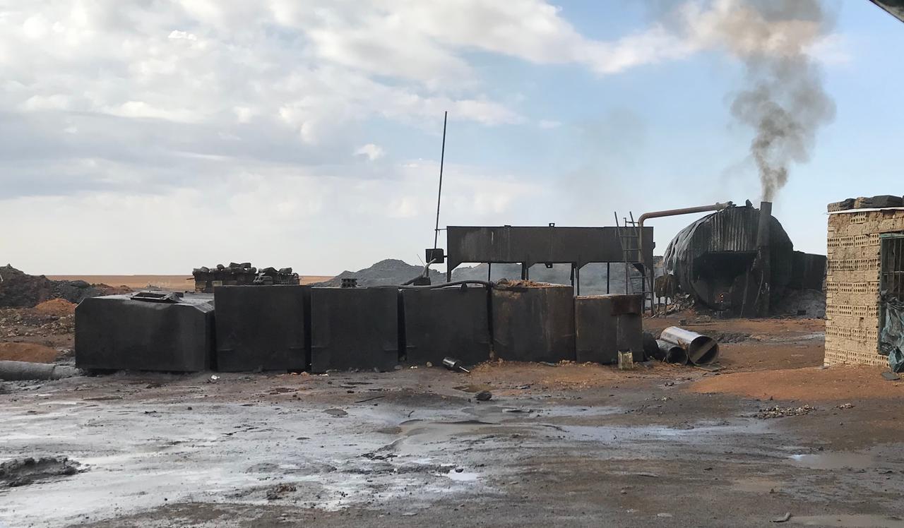 Eine Raffinerie im Nordosten Syriens