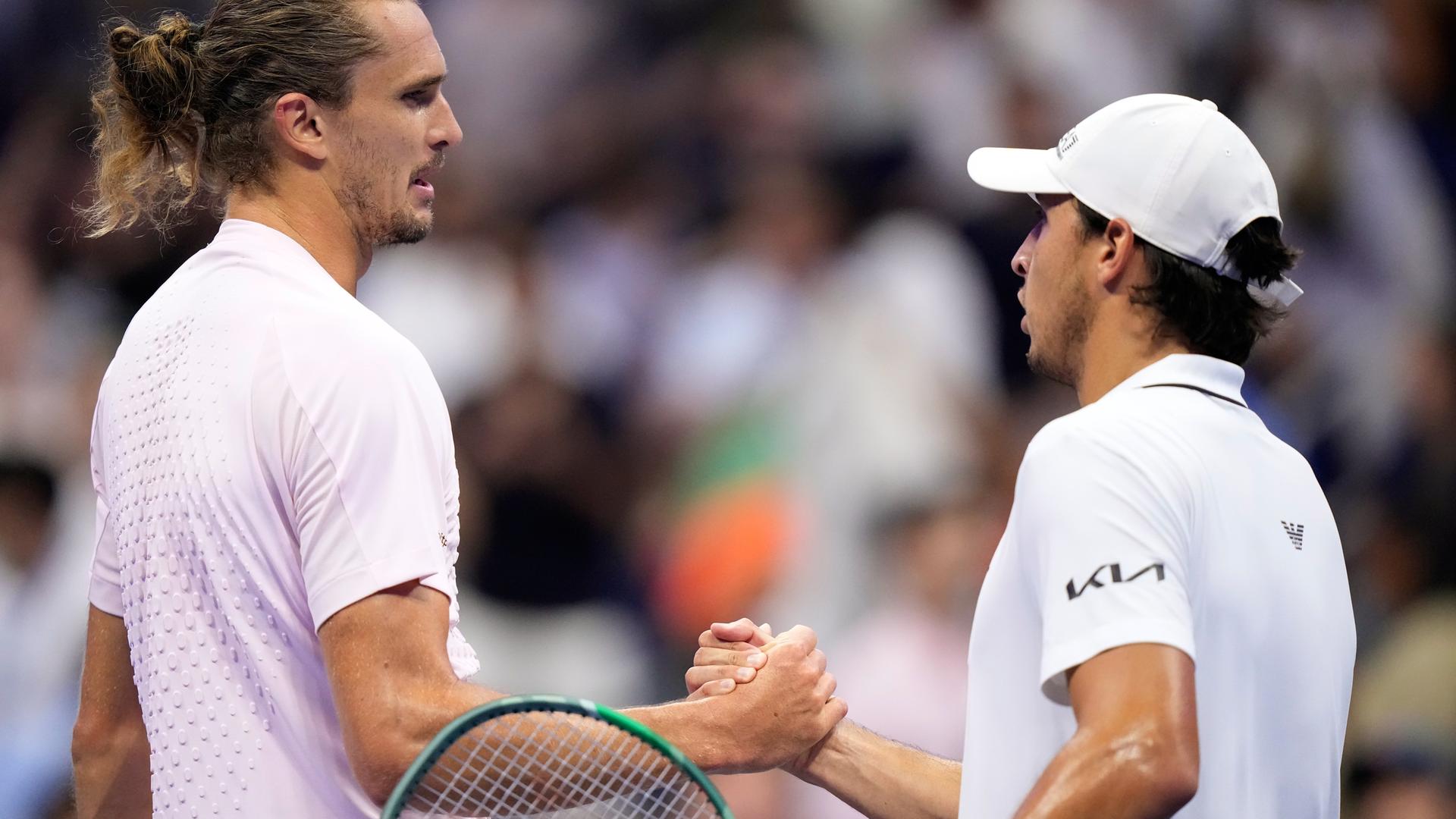 Alexander Zverev (l) und Luciano Darderi geben sich nach Spielende die Hand. 