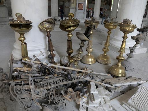 Kerzenleuchter inmitten von Schutt in der Kathedrale von Odessa nach russischen Luftangriffen und viel Zerstörung. 