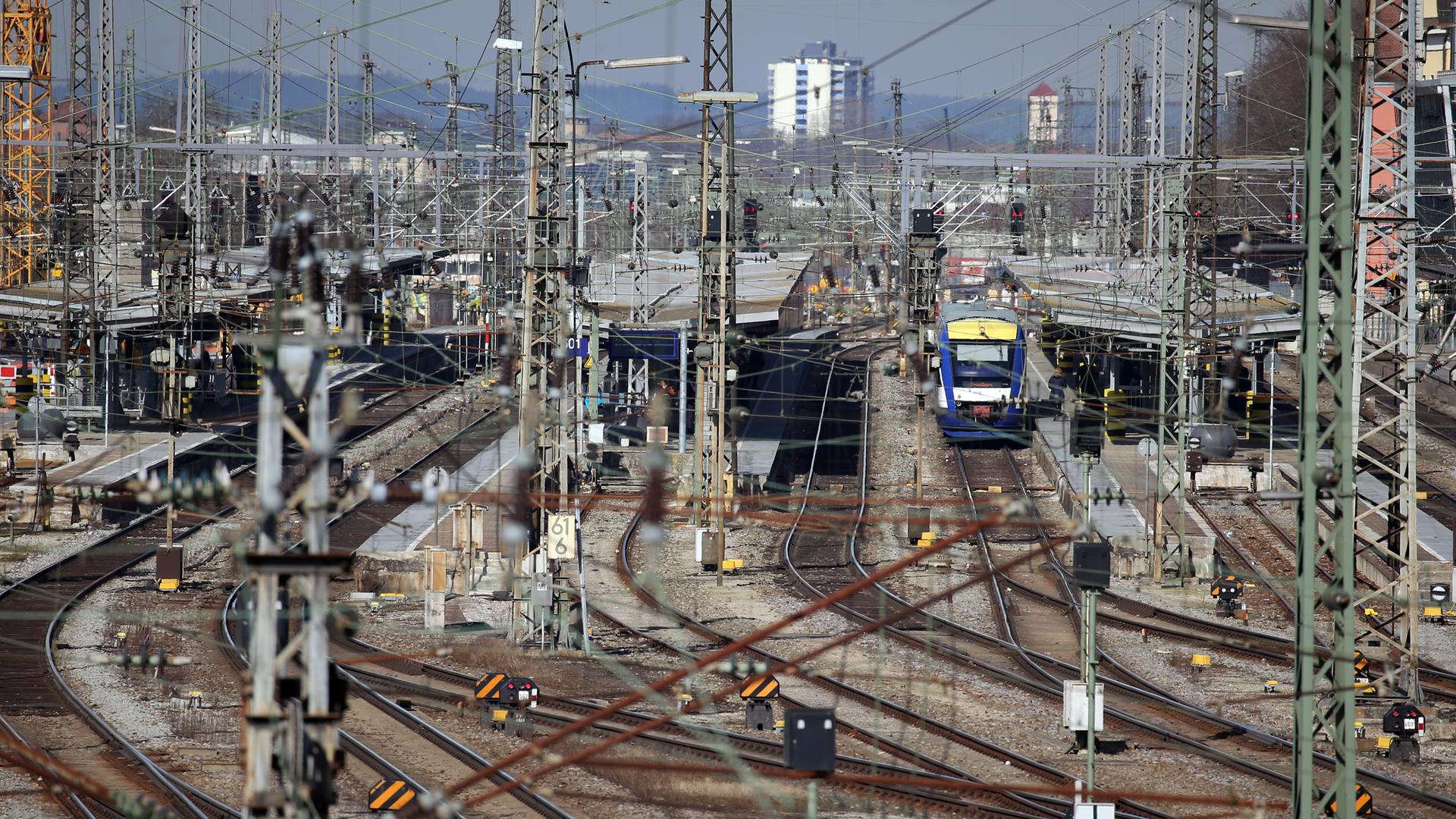 Ein Nahverkehrszug steht im Augsburger Hauptbahnhof.