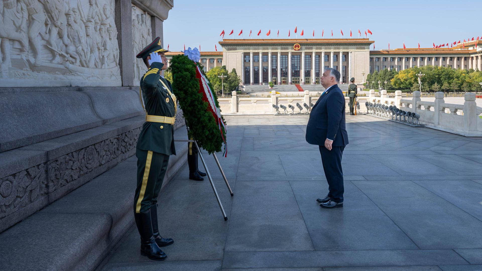 Regime-Verehrung am Ort des Tian’anmen-Massakers: Viktor Orbán gedenkt am 16. Oktober den offiziellen Helden des chinesischen Volkes auf dem Tian’anmen-Platz in Peking