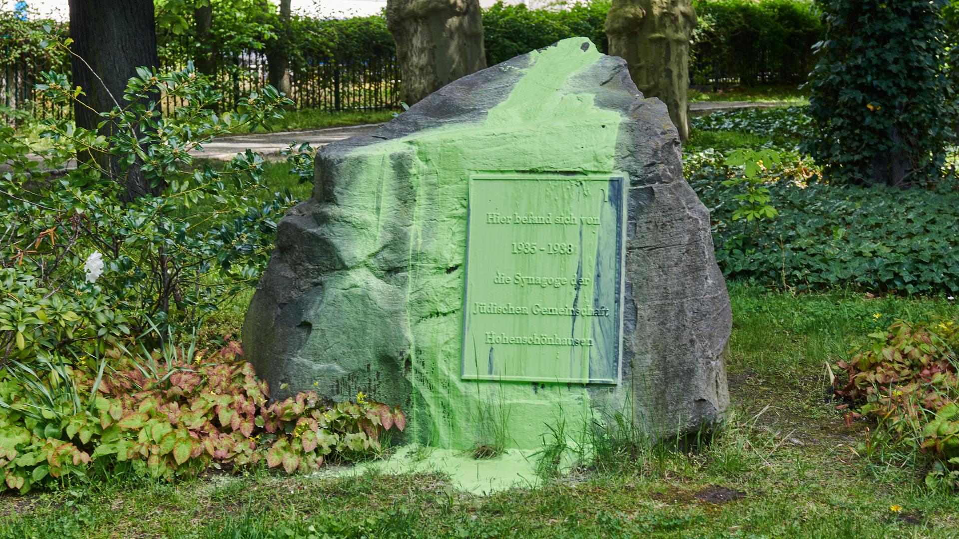Im Juni 2021 wurde der Gedenkstein für die Synagoge der jüdischen Gemeinde in Hohenschönhausen, die 1938 zerstört wurde, mit grüner Farbe beschmiert.